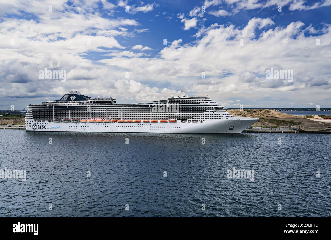 La nave da crociera MSC Fantasia è ormeggiata al molo Oceankaj Cruise di Copenaghen, Danimarca. La nave fa parte di una partnership con UNICEF e MSC Cruises Foto Stock