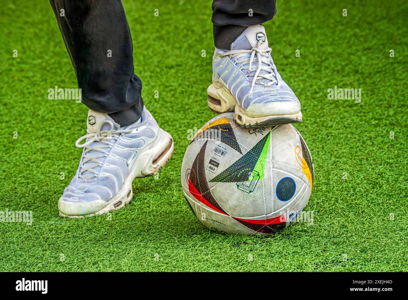 Offizieller EM Ball adidas Modell Fußballliebe, junger Fußballspieler, UEFA EURO 2024, München, Juni 2024 Deutschland, München, Juni 2024, offizieller EM-Ball adidas Modell Fußballliebe, junger Fußballspieler trainiert auf Kunstrasen, Schuhe Nike Air, UEFA EURO 2024, Die Fußball-Europameisterschaft dauert bis zum 14. Juli, Fußball, Sport, *** Campionato europeo ufficiale palla adidas modello di calcio amore, giovane calciatore, UEFA EURO 2024, Monaco di Baviera, giugno 2024 Germania, Monaco di Baviera, giugno 2024, campionato europeo ufficiale di pallone adidas modello di calcio amore, giovane calciatore si allena su erba artificiale, S. Foto Stock