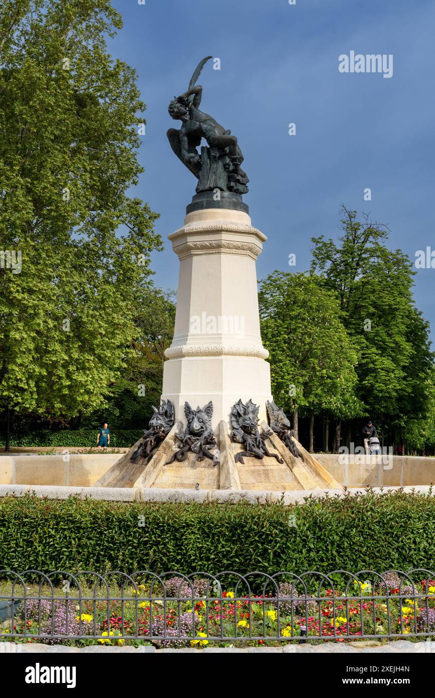 Vista dell'Arcangelo Lucifero o Fontana dell'Angelo caduto nel Parco El Retiro nel centro di Madrid Foto Stock