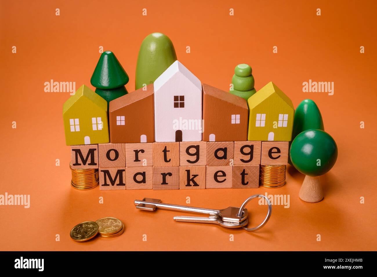 Una piccola casa di legno e chiavi come idea per investire nella propria casa Foto Stock