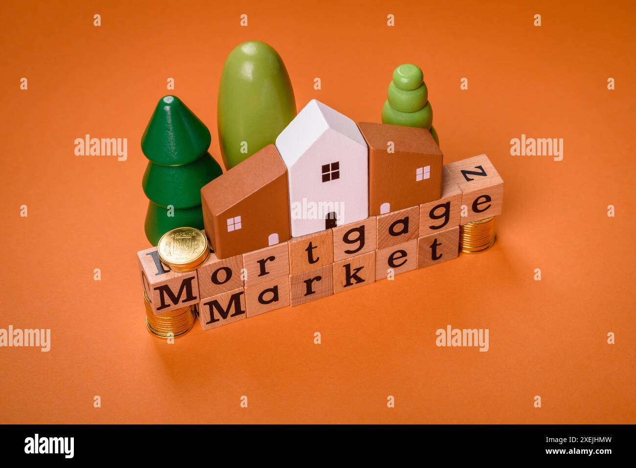 Una piccola casa di legno e chiavi come idea per investire nella propria casa Foto Stock