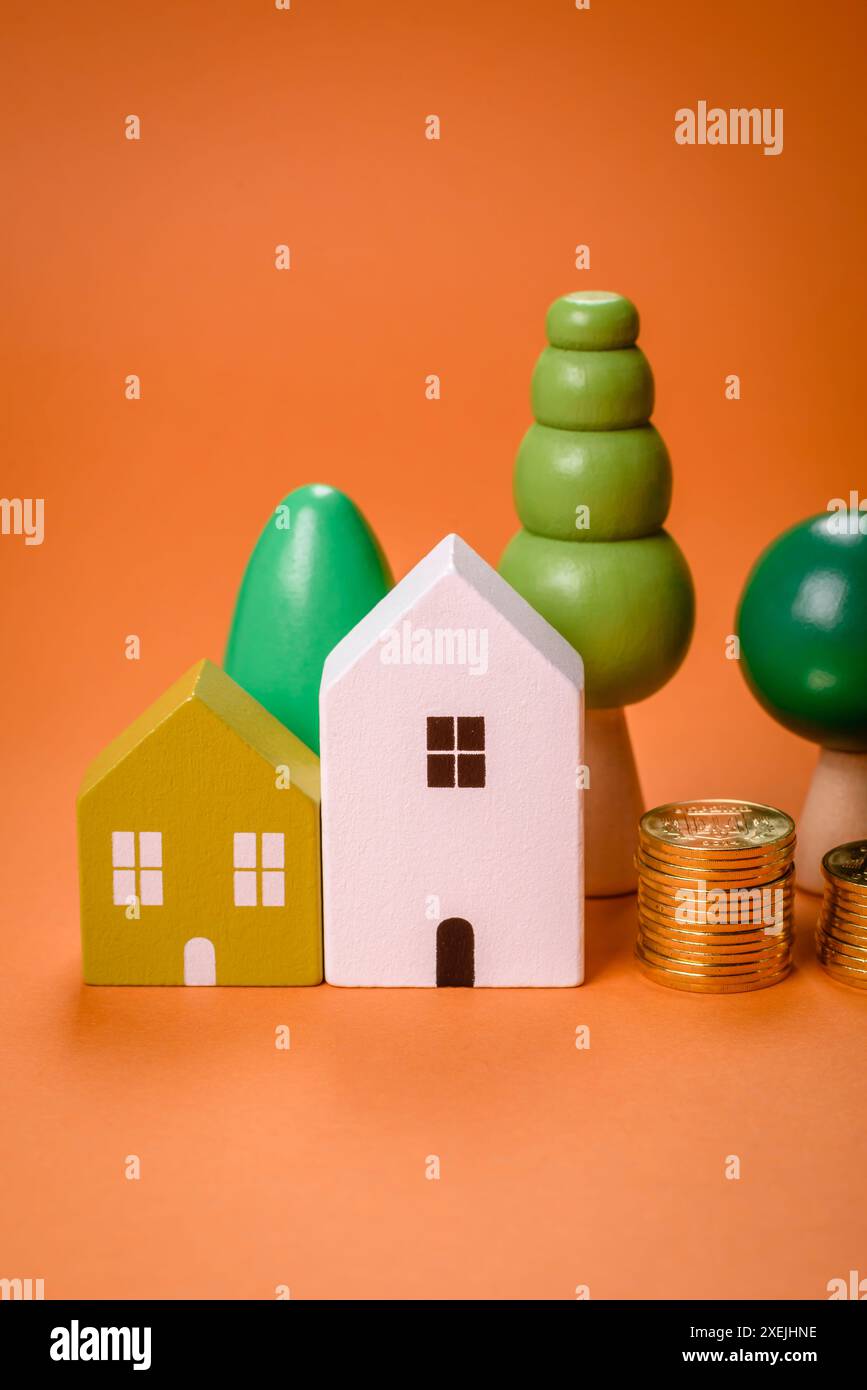 Una piccola casa di legno e chiavi come idea per investire nella propria casa Foto Stock