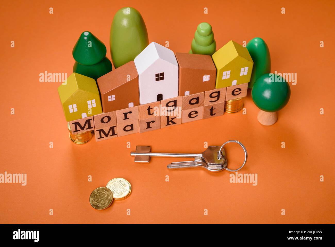 Una piccola casa di legno e chiavi come idea per investire nella propria casa Foto Stock
