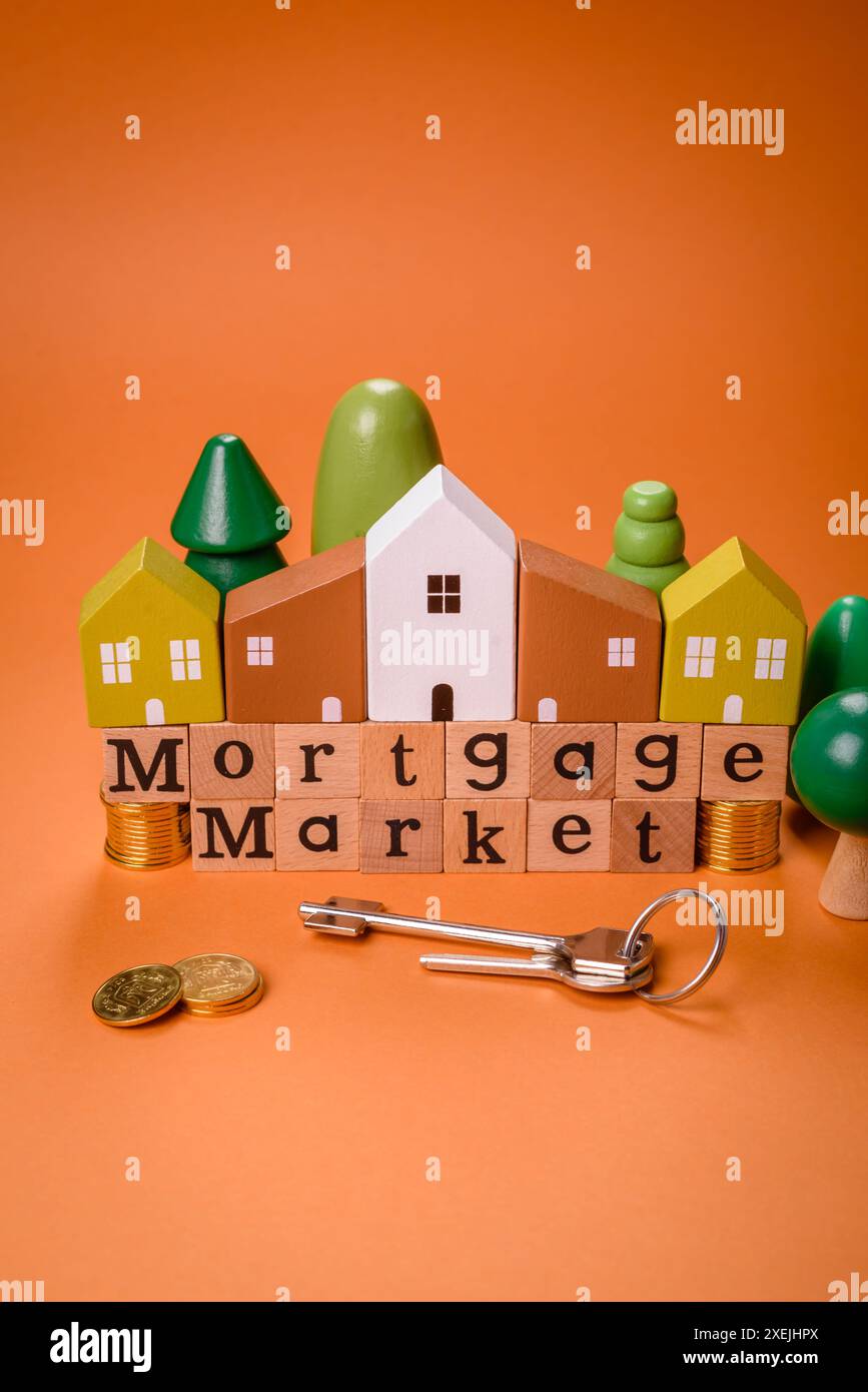 Una piccola casa di legno e chiavi come idea per investire nella propria casa Foto Stock