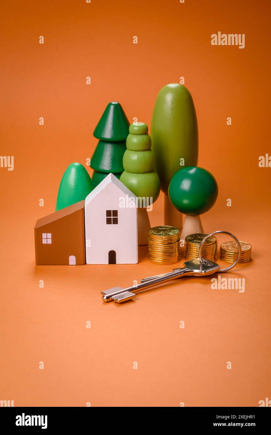 Una piccola casa di legno e chiavi come idea per investire nella propria casa Foto Stock