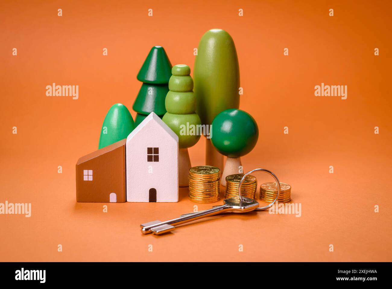 Una piccola casa di legno e chiavi come idea per investire nella propria casa Foto Stock