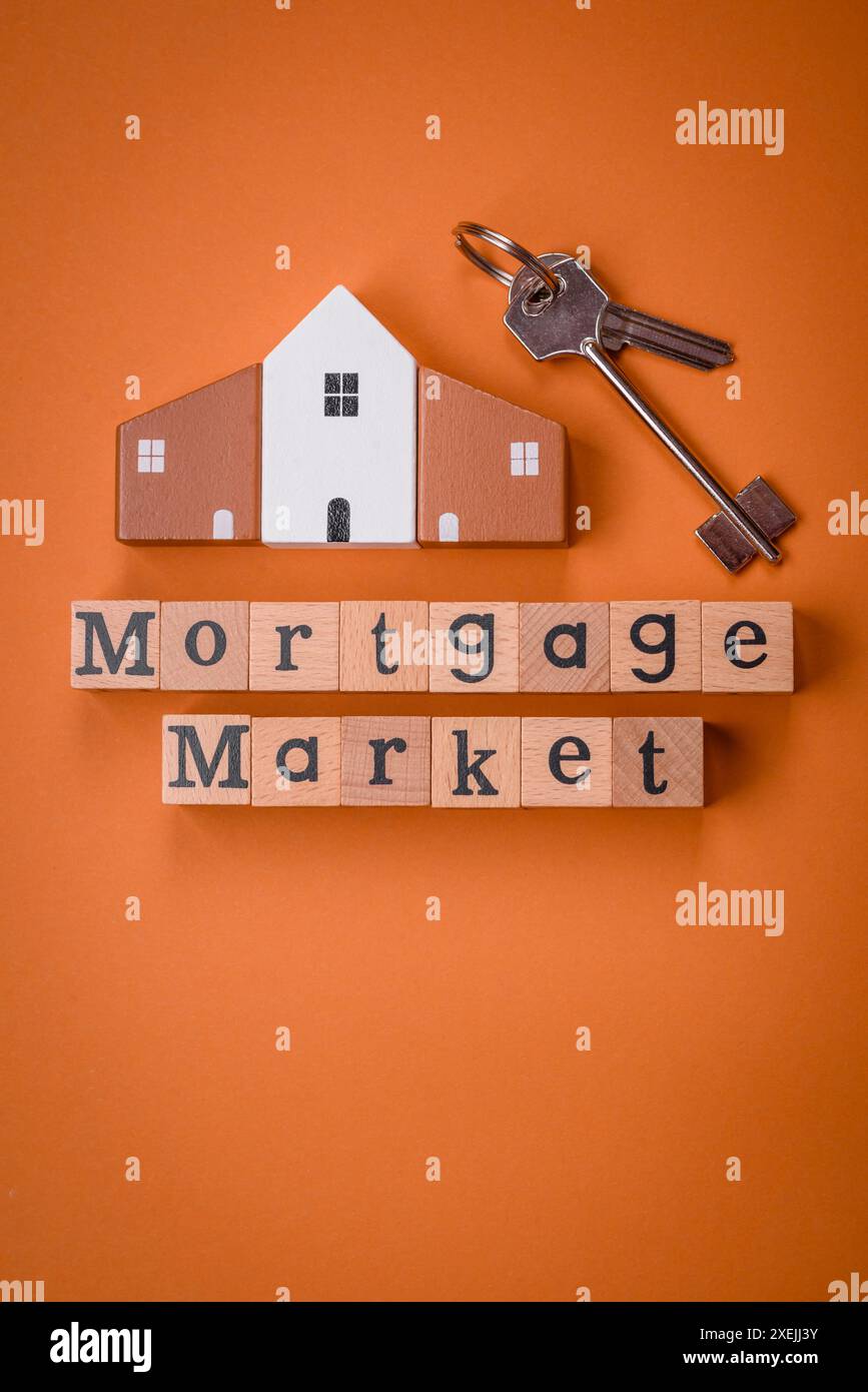 Una piccola casa di legno e chiavi come idea per investire nella propria casa Foto Stock