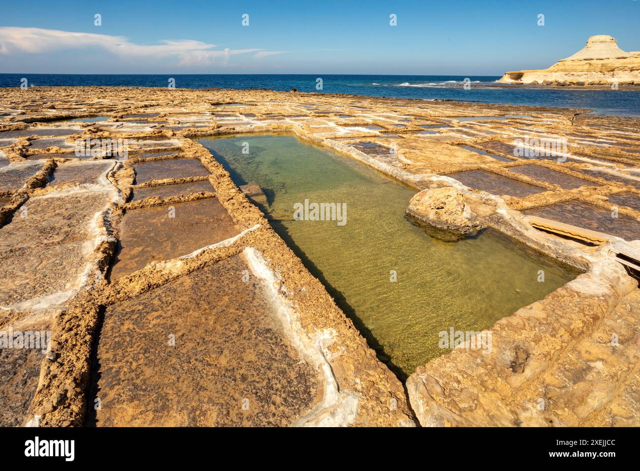 Saline tradizionali nella baia di Xwejni sulla spiaggia dell'isola di Gozo, Malta. Foto Stock