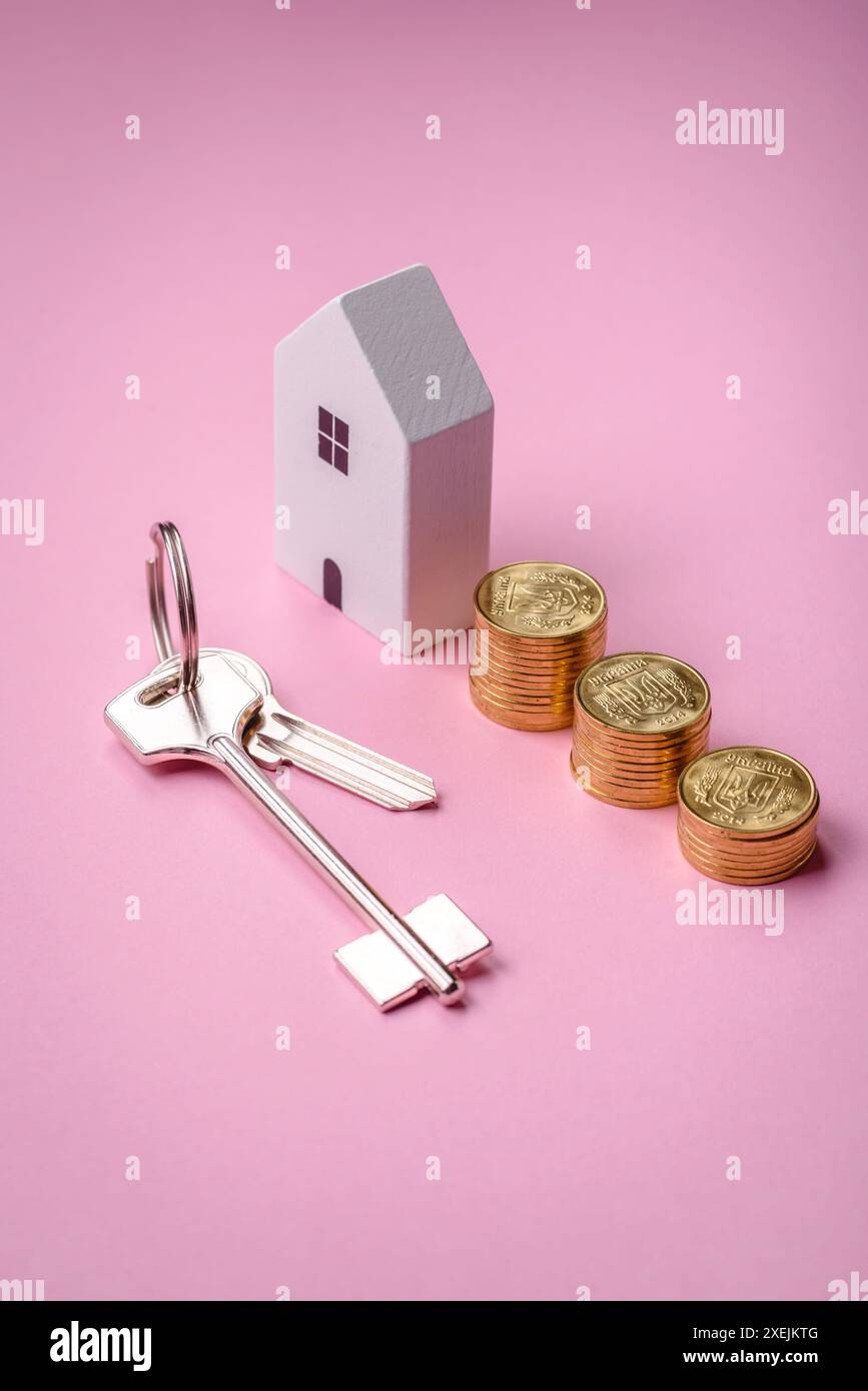 Una piccola casa di legno e chiavi come idea per investire nella propria casa Foto Stock