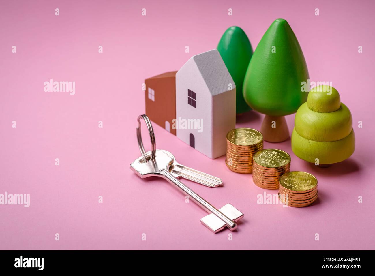 Una piccola casa di legno e chiavi come idea per investire nella propria casa Foto Stock