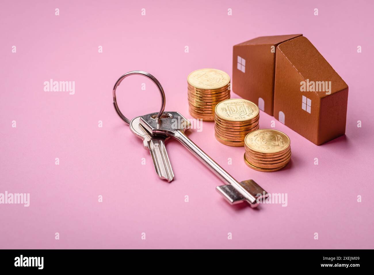 Una piccola casa di legno e chiavi come idea per investire nella propria casa Foto Stock