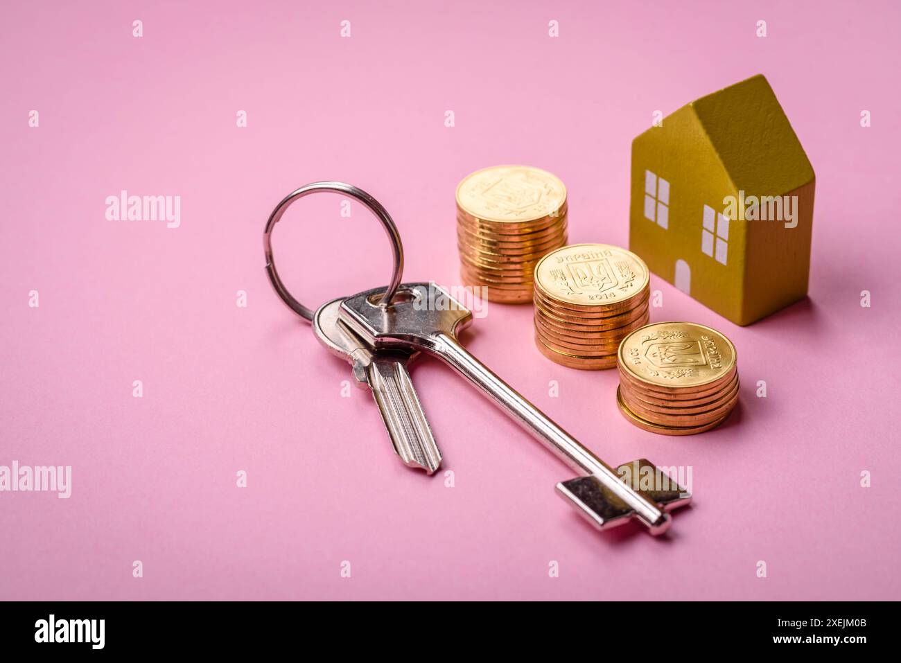 Una piccola casa di legno e chiavi come idea per investire nella propria casa Foto Stock