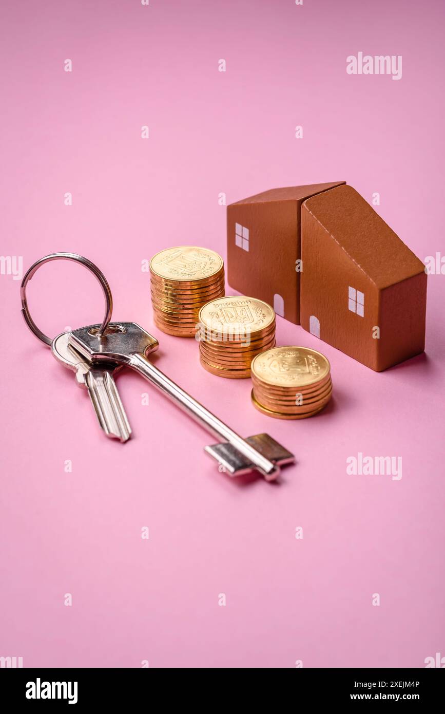 Una piccola casa di legno e chiavi come idea per investire nella propria casa Foto Stock