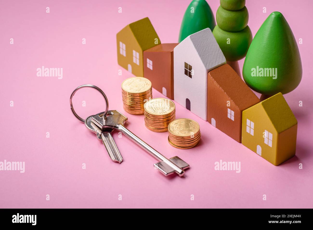 Una piccola casa di legno e chiavi come idea per investire nella propria casa Foto Stock
