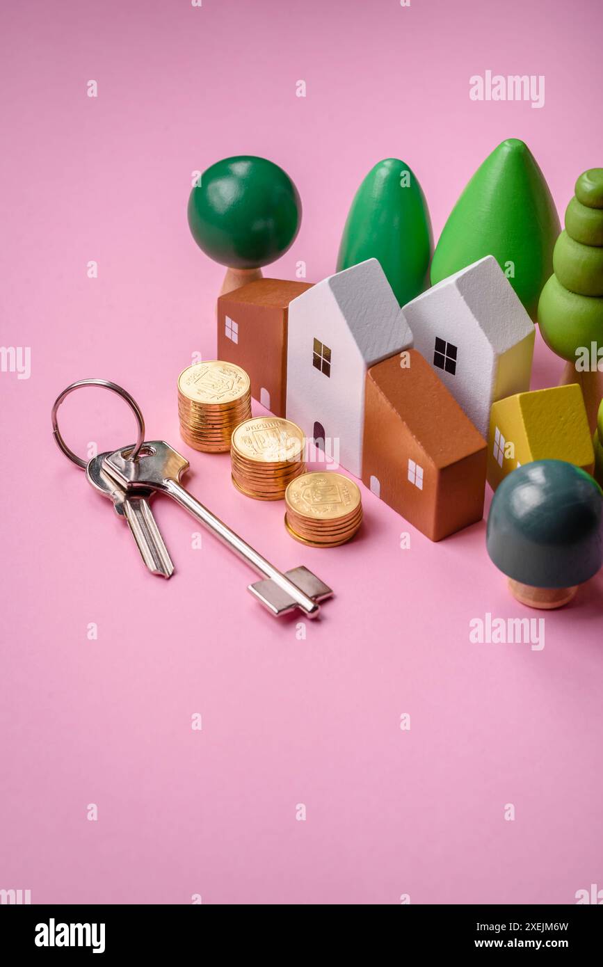 Una piccola casa di legno e chiavi come idea per investire nella propria casa Foto Stock