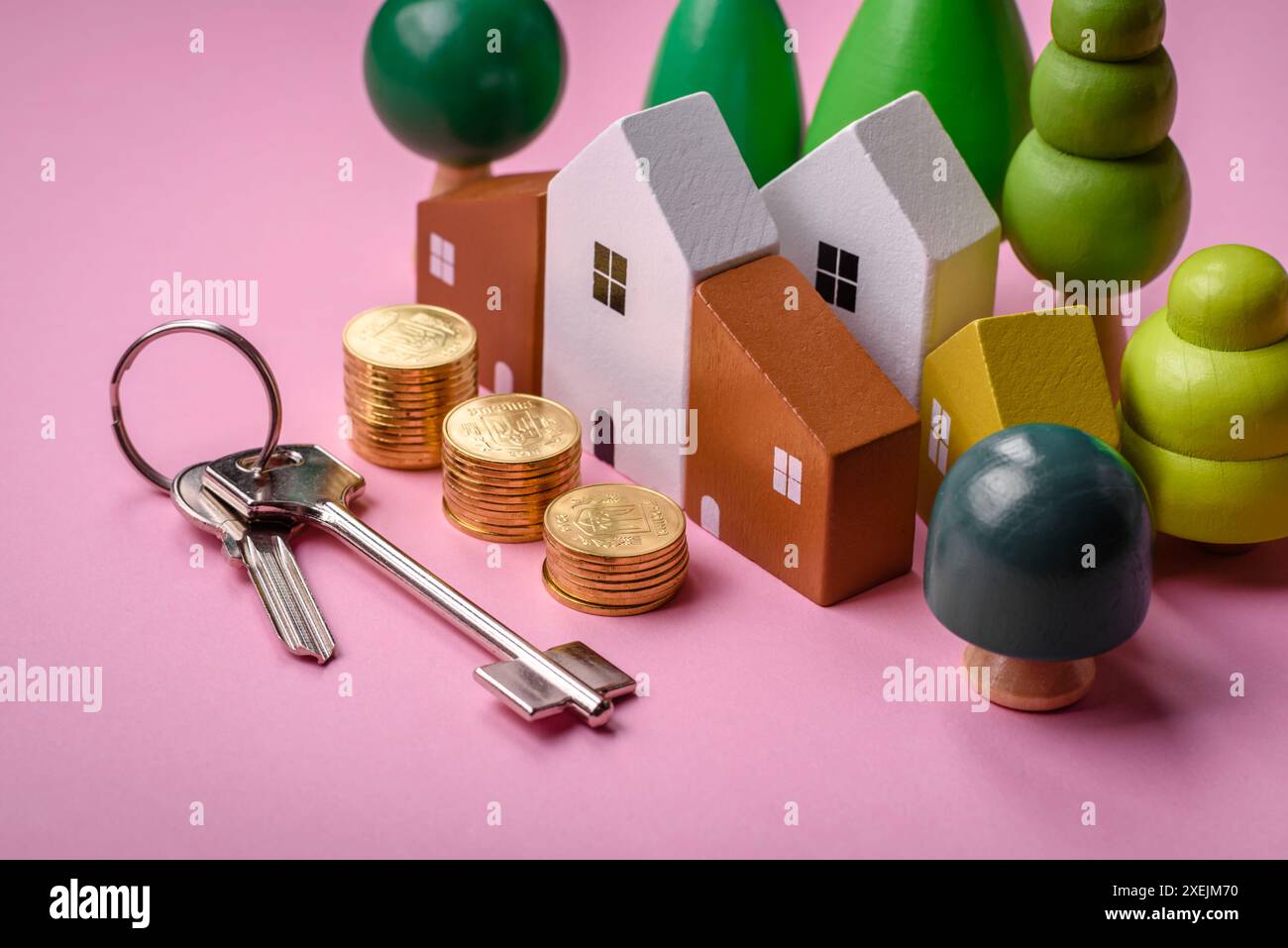 Una piccola casa di legno e chiavi come idea per investire nella propria casa Foto Stock