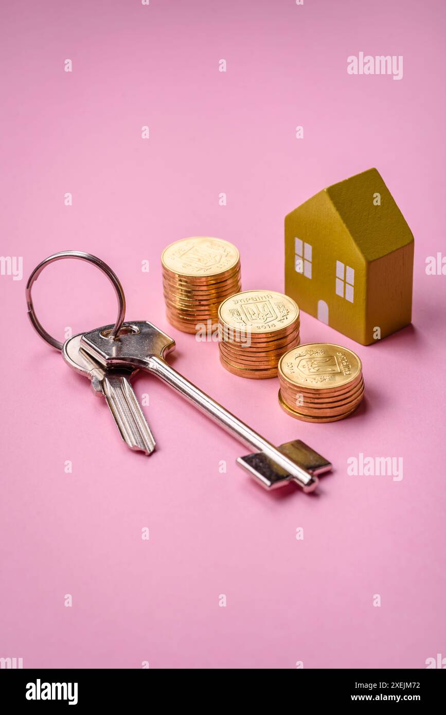 Una piccola casa di legno e chiavi come idea per investire nella propria casa Foto Stock