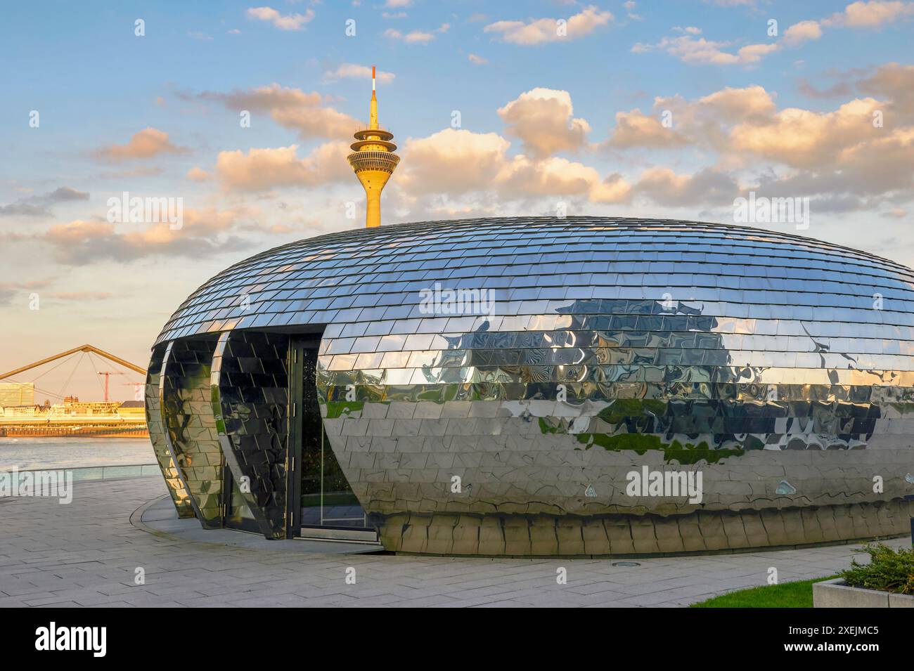 UFO Cafe sulle rive del fiume Reno a Dusseldorf, Germania Foto Stock