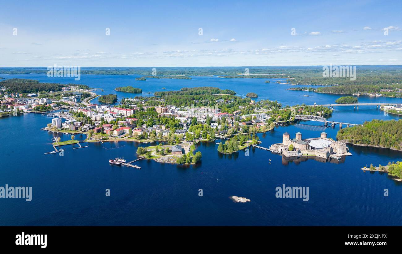 Savonlinna, città finlandese circondata da splendidi laghi, è una delle città più belle della Finlandia Foto Stock