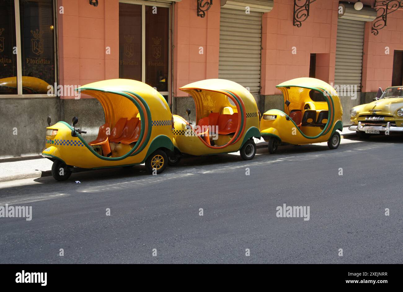 Una fila di taxi Coco a l'Avana, Cuba, Caraibi. Foto Stock