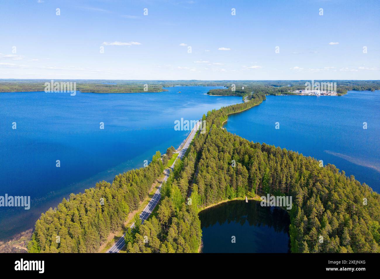 Il distretto dei laghi in Finlandia è visibile dall'alto in una splendida giornata estiva Foto Stock