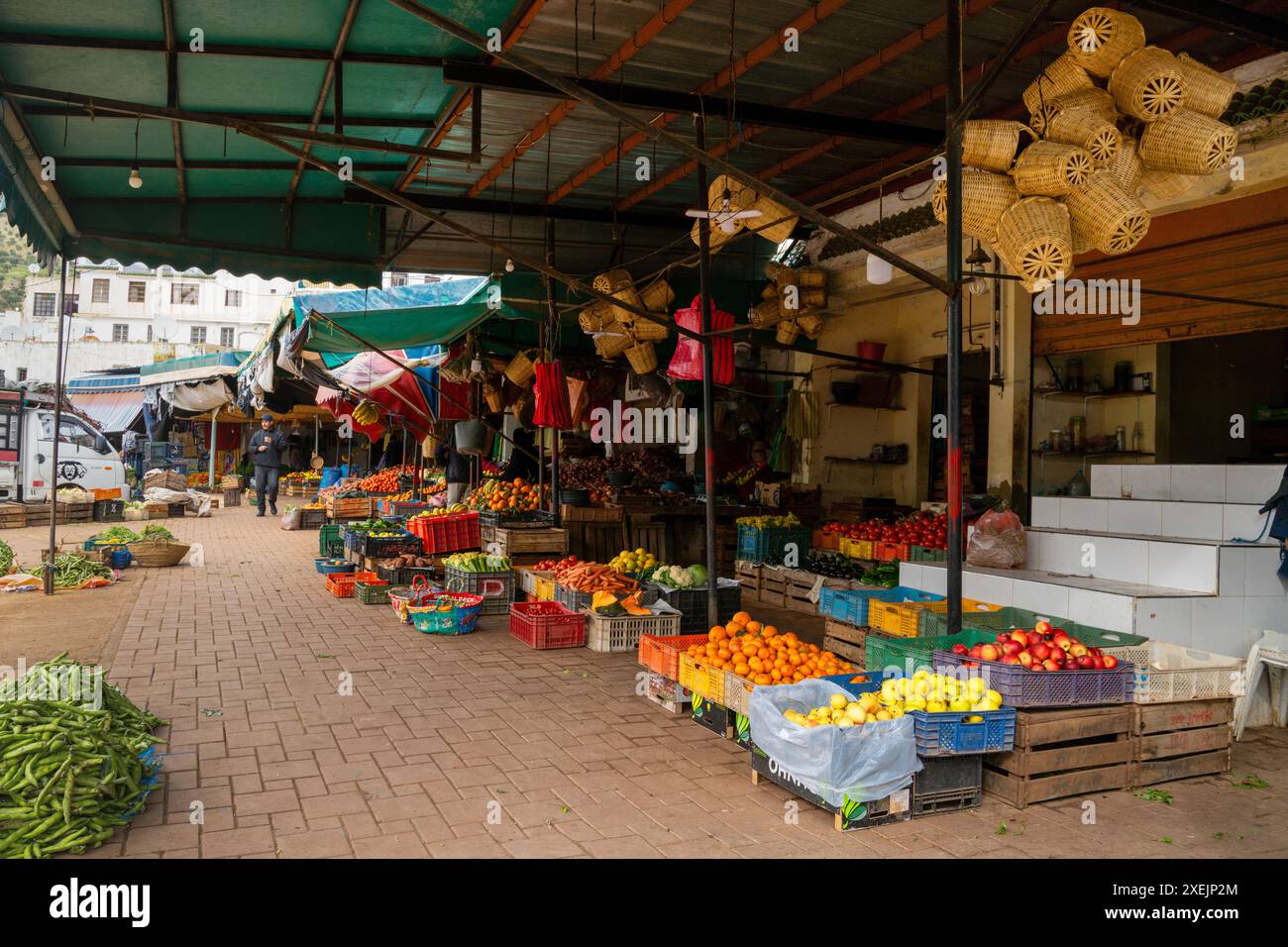 Moulay Idriss, Marocco - 5 marzo 2024: Veduta del piccolo mercato all'aperto nel centro della città di Moulay Idriss Foto Stock