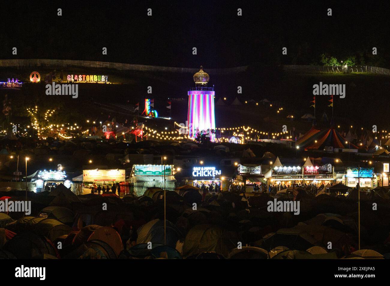 Londra, Regno Unito. 28 giugno 2024. Atmosfera notturna il secondo giorno del Glastonbury Festival, presso la Worthy Farm nel Somerset. Il credito fotografico dovrebbe essere: Matt Crossick/Empics/Alamy Live News Foto Stock