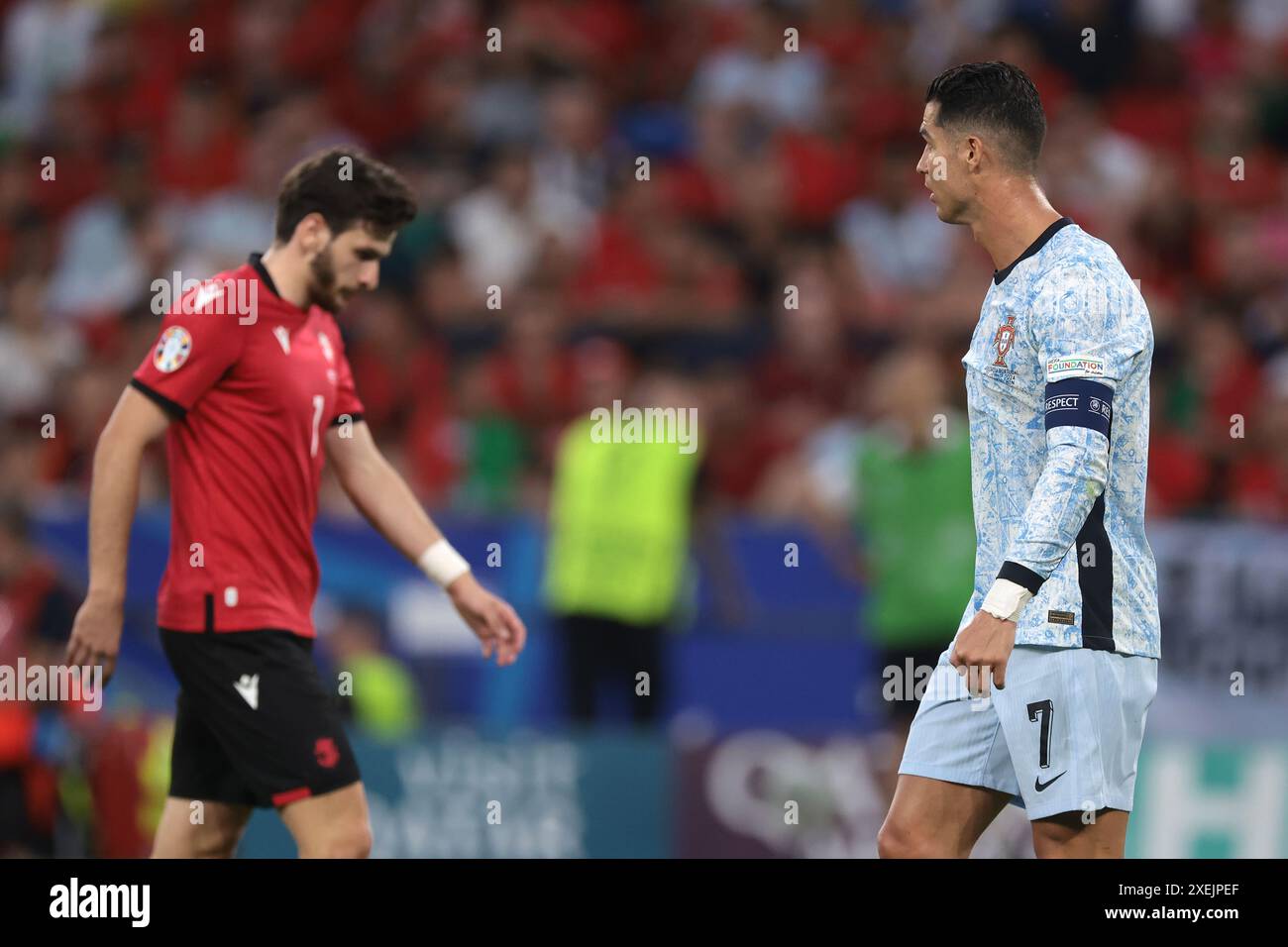 Gelsenkirchen, Germania. 26 giugno 2024. Khvicha Kvaratskhelia della Georgia e Cristiano Ronaldo del Portogallo durante la partita dei Campionati europei UEFA all'Arena Aufschalke di Gelsenkirchen. Il credito per immagini dovrebbe essere: Jonathan Moscrop/Sportimage Credit: Sportimage Ltd/Alamy Live News Foto Stock