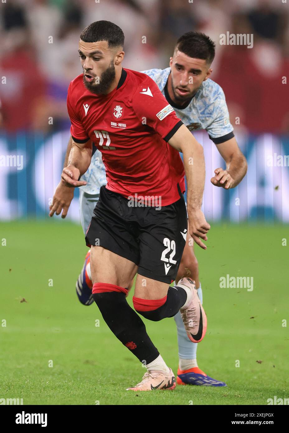 Gelsenkirchen, Germania, 26 giugno 2024. Georges Mikautadze della Georgia è inseguito da Goncalo Inacio del Portogallo durante la partita dei Campionati europei UEFA all'Arena Aufschalke di Gelsenkirchen. Il credito immagine dovrebbe essere: Jonathan Moscrop / Sportimage Foto Stock