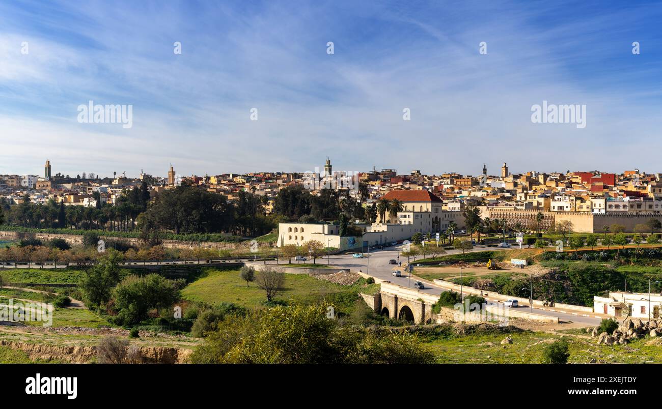 Panorama della città vecchia di Meknes con minareti e le mura della città vecchia Foto Stock