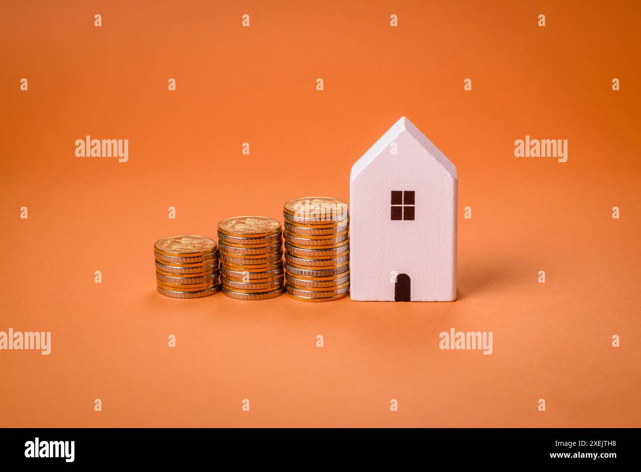 Una piccola casa di legno e chiavi come idea per investire nella propria casa Foto Stock