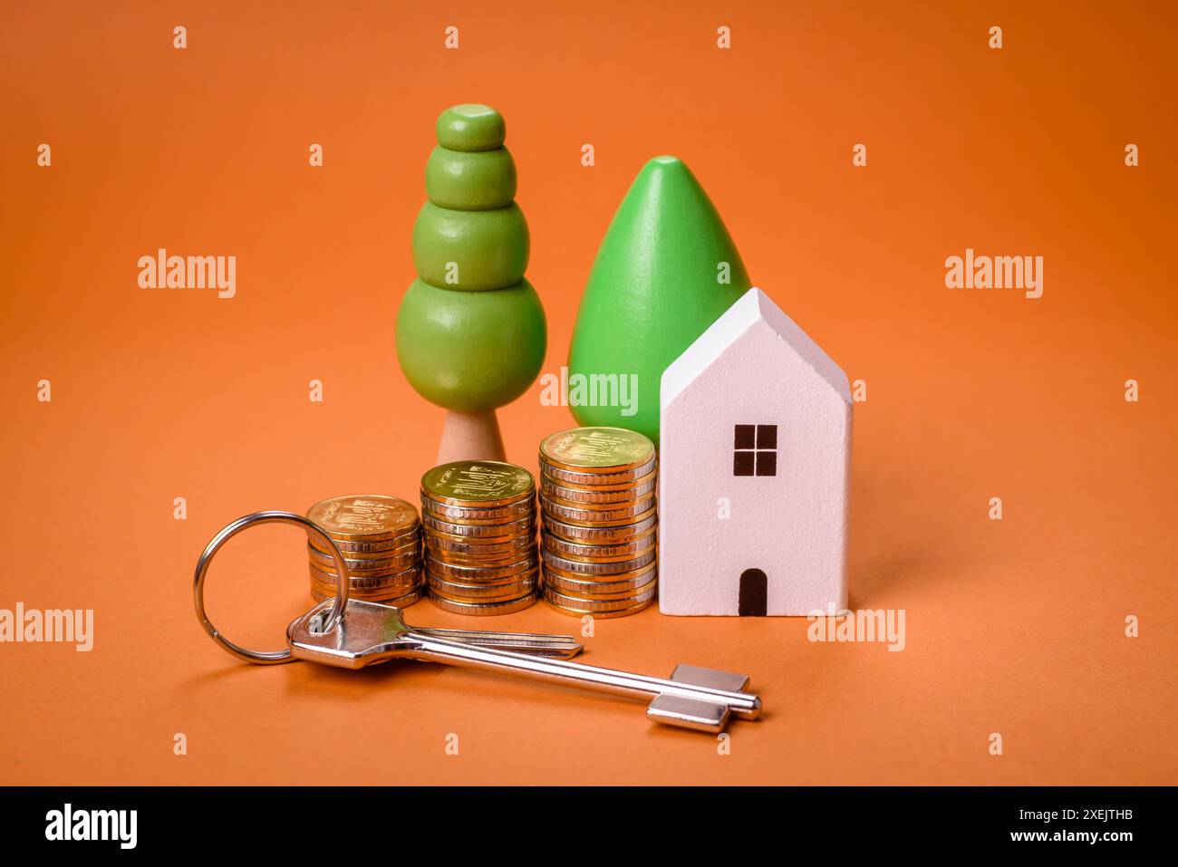 Una piccola casa di legno e chiavi come idea per investire nella propria casa Foto Stock