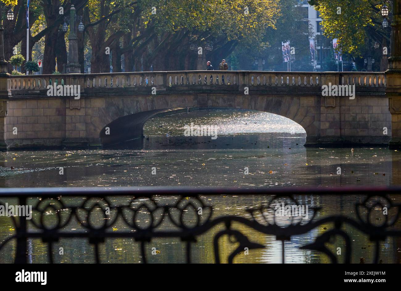 Al canale di Dusseldorf in una giornata di sole d'autunno. Germania Foto Stock