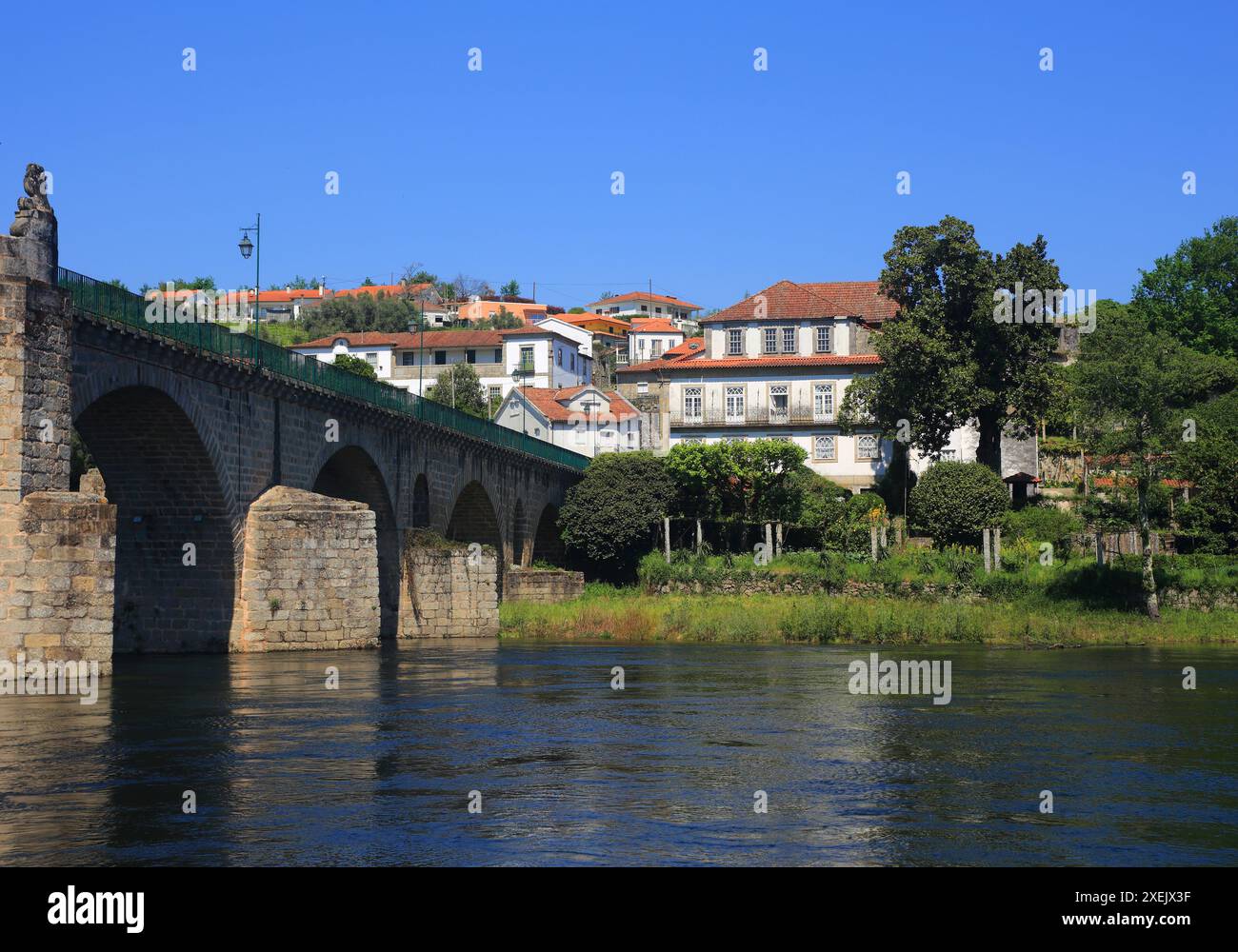 Portogallo, regione di Minho, Ponte da barca. Ponte romano sul fiume Lima - Rio Lima. Foto Stock