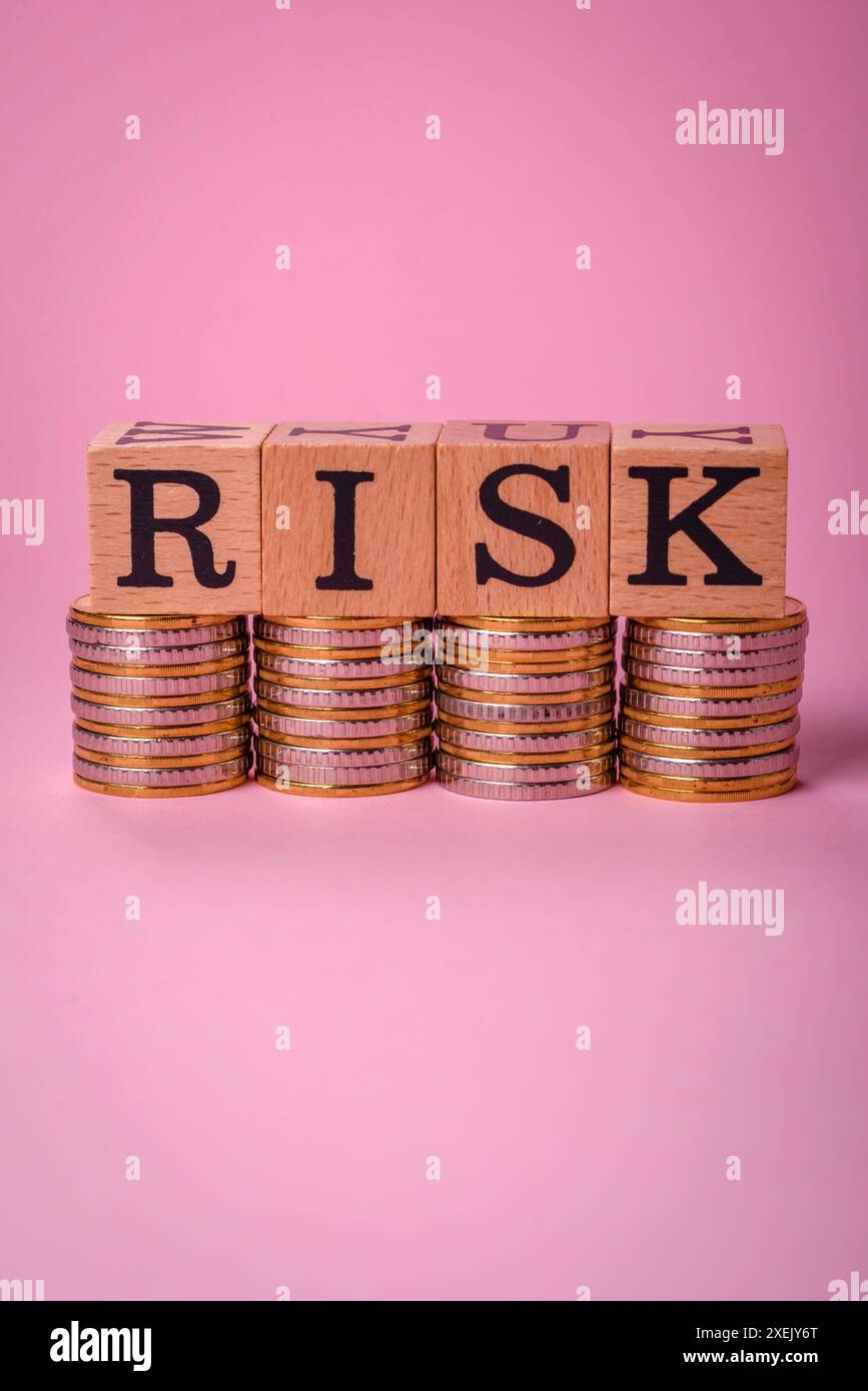 Il rischio di iscrizione è costituito da cubi di legno su uno sfondo semplice Foto Stock Il rischio di iscrizione è costituito da cubi di legno su uno sfondo semplice Foto Stock