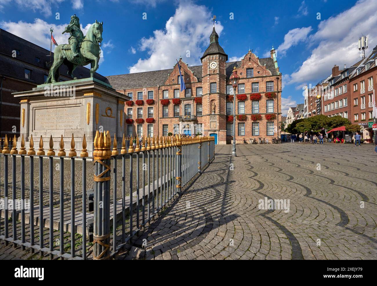 Vista sul Marktplatz di Dusseldorf, in Germania, in una giornata di sole Foto Stock