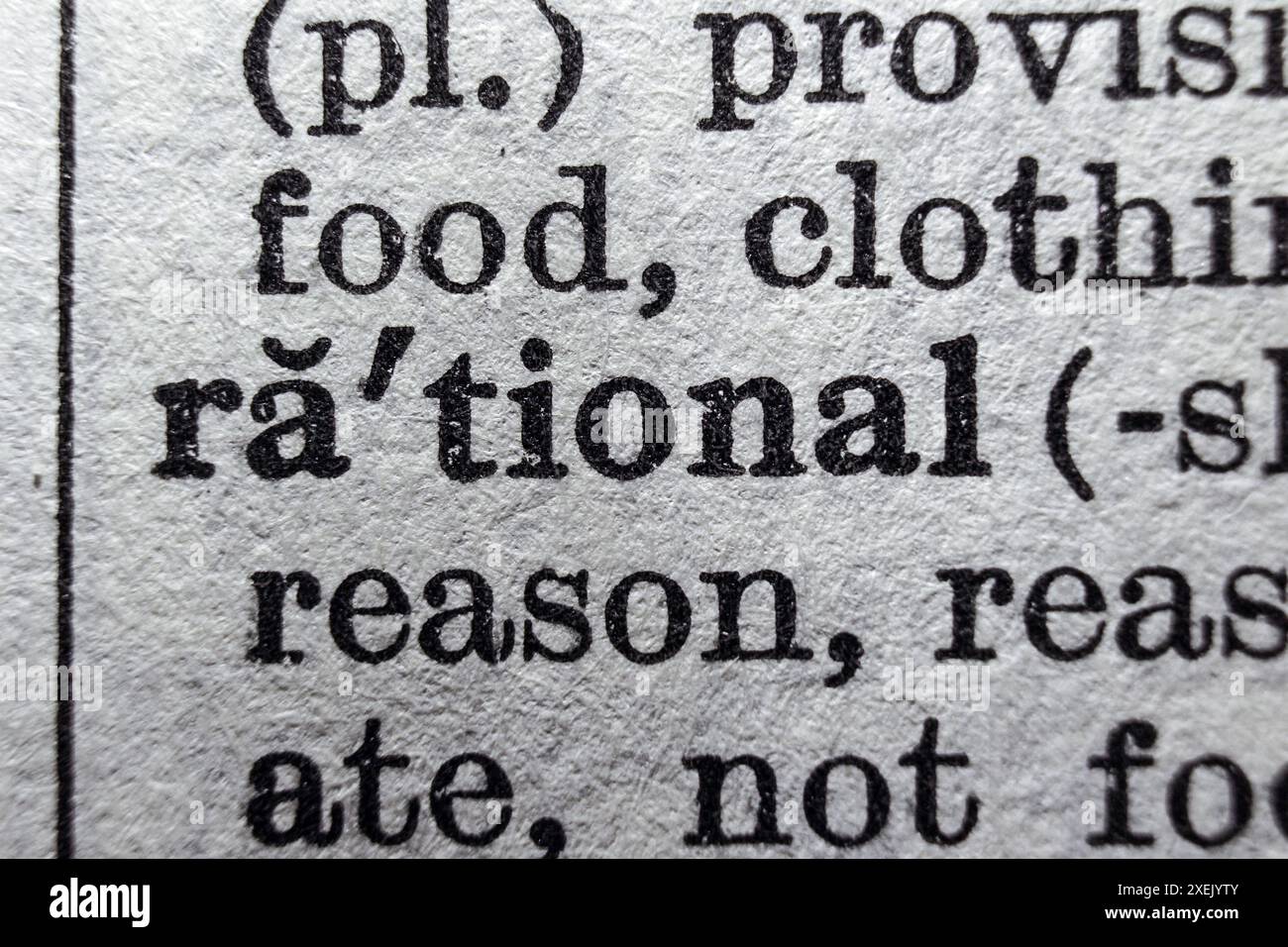 Parola razionale sulla pagina del dizionario, primo piano della macro Foto Stock