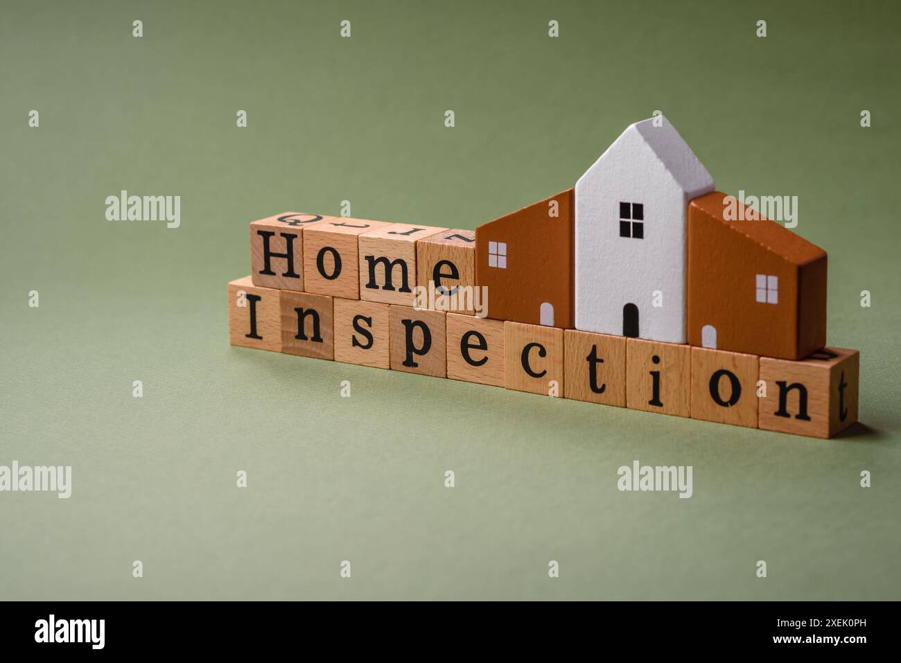 L'iscrizione Home Inspection è fatta di cubi di legno su sfondo semplice. Può essere utilizzato per il tuo progetto Foto Stock