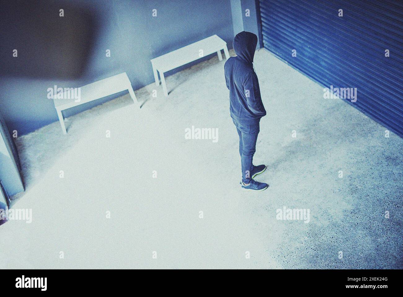 Telecamera di sicurezza, uomo e crimine nell'edificio di uffici con sorveglianza, video o sicurezza. Ladro, rapina e ispezione criminale per sicurezza Foto Stock