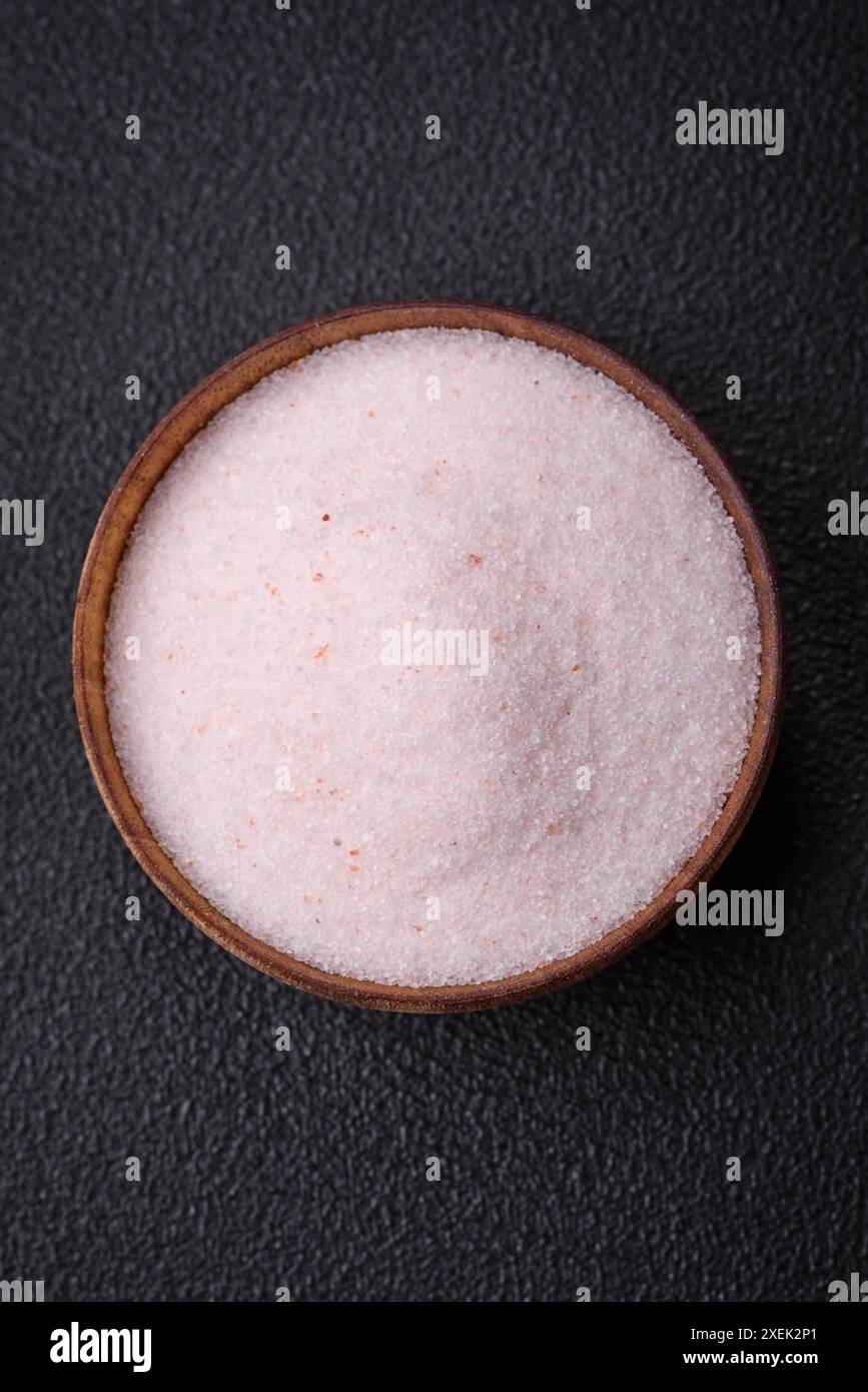 Sale da tavola rosa dell'Himalaya in una ciotola di ceramica Foto Stock