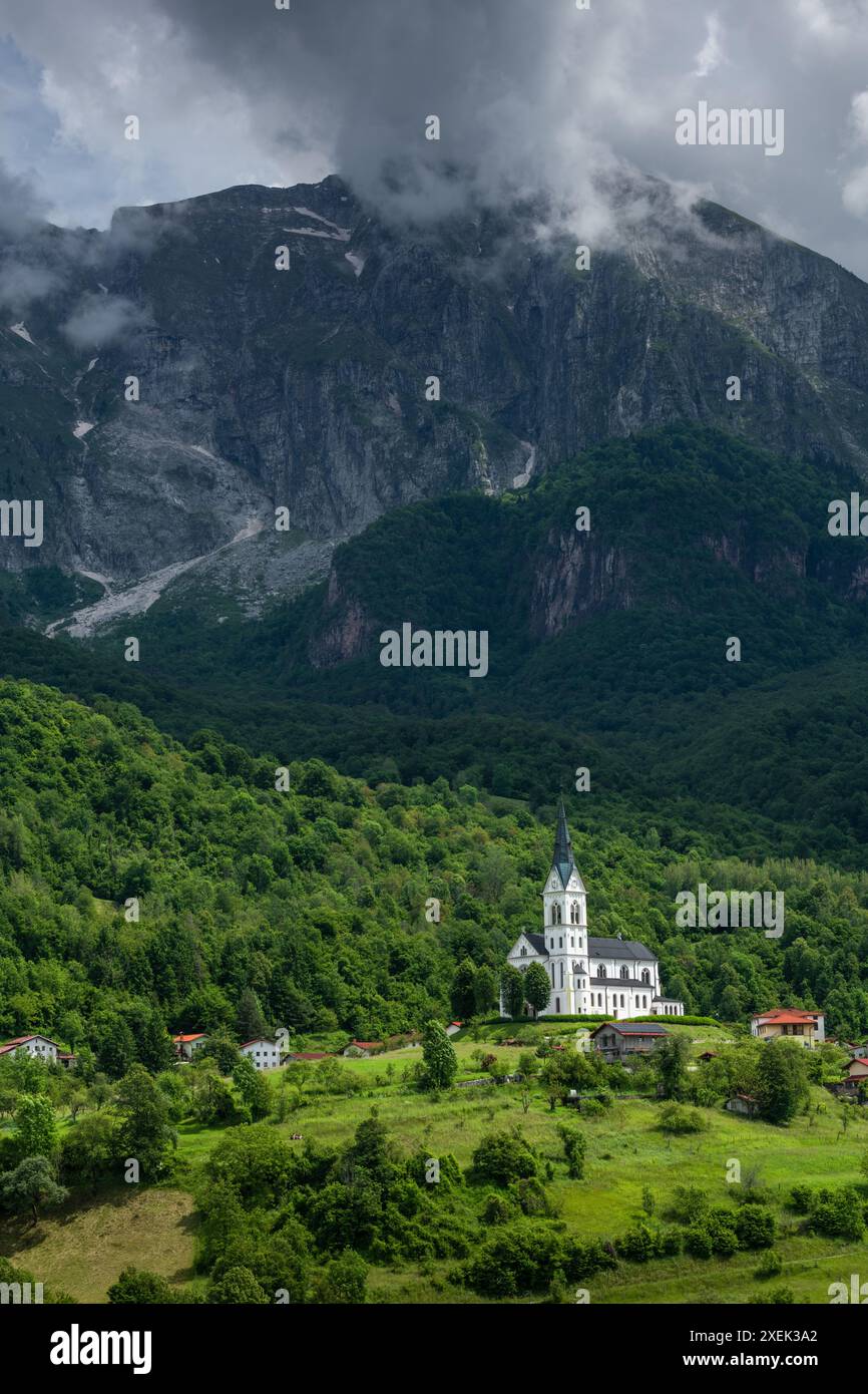 Panoramica campagna slovena: Villaggio Dreznica con il Monte Krn sullo sfondo Foto Stock