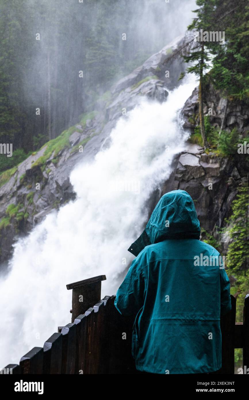 Avventuroso escursionista sul sentiero per la cascata di Krimml, Austria Foto Stock