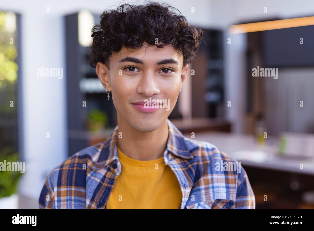 Adolescente sorridente in un outfit casual a casa, con la massima sicurezza Foto Stock