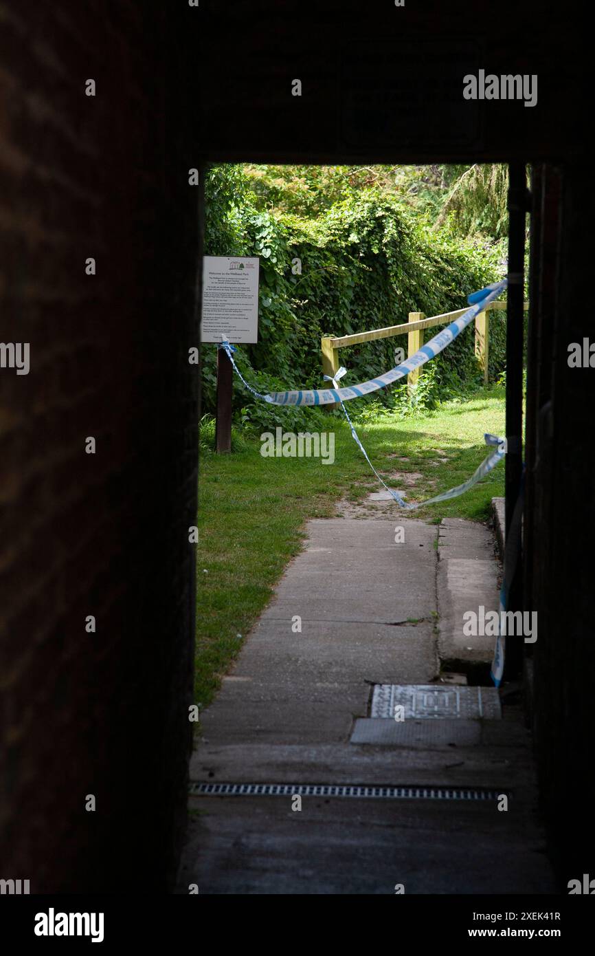 Bourne, Regno Unito. 28 giugno 2024. La registrazione della polizia limita l'accesso all'omicidio di un uomo di 30 anni nella zona del pozzo della città mercato di Bourne, Lincolnshire, Inghilterra, Regno Unito. Credito: Jonathan Clarke/Alamy Live News Foto Stock