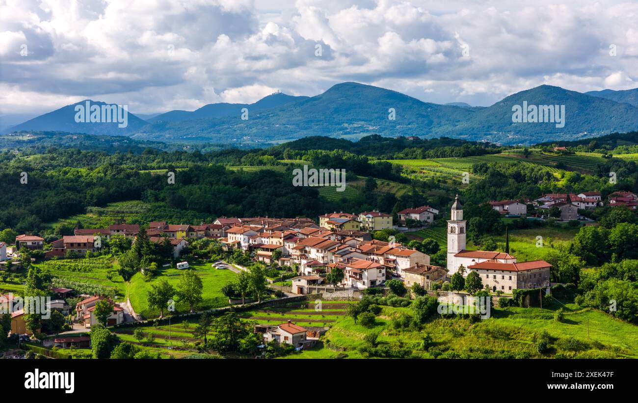 Vista dal drone del pittoresco paesaggio urbano nella Valle di Vipava, Slovenia Foto Stock
