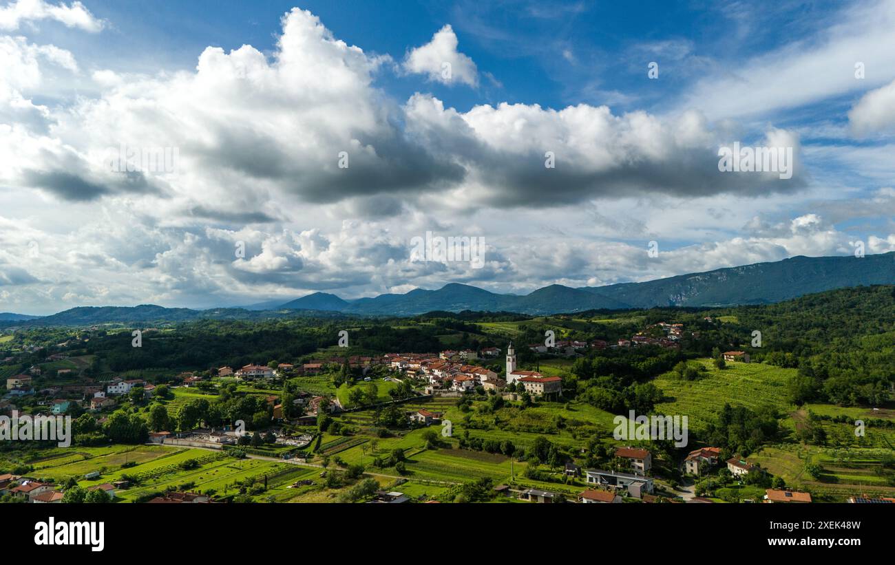 Pittoresco paesaggio urbano e vigneti nella Valle di Vipava, Slovenia Foto Stock