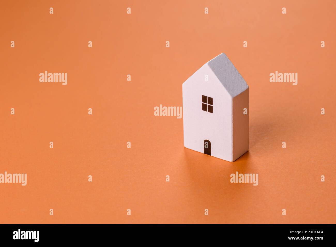 Una piccola casa di legno, soldi e chiavi come idea per investire nella propria casa Foto Stock