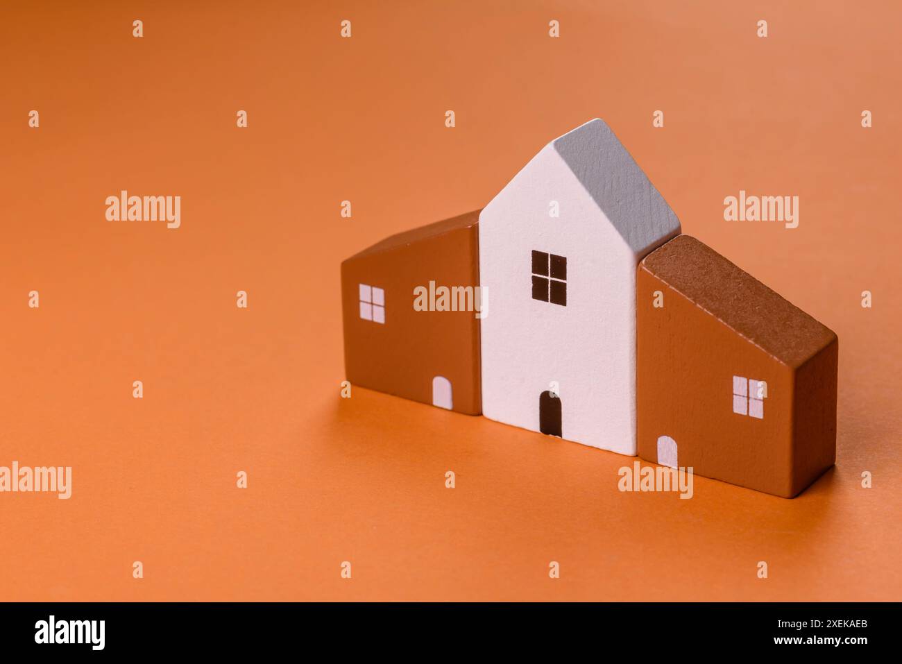 Una piccola casa di legno, soldi e chiavi come idea per investire nella propria casa Foto Stock