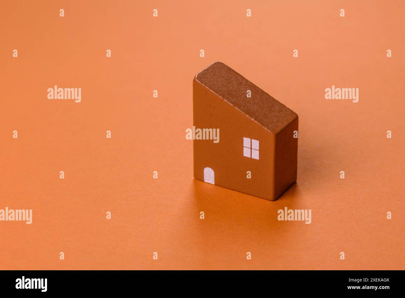 Una piccola casa di legno, soldi e chiavi come idea per investire nella propria casa Foto Stock