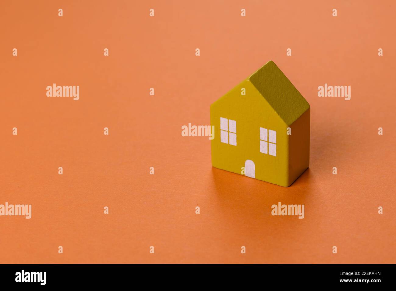 Una piccola casa di legno, soldi e chiavi come idea per investire nella propria casa Foto Stock